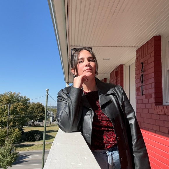 Meet your Posher, Tory - Picture 1 of 2